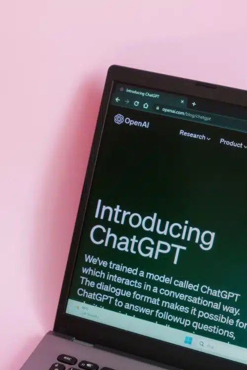 ChatGPT på en laptop som exempel på AI-sök.