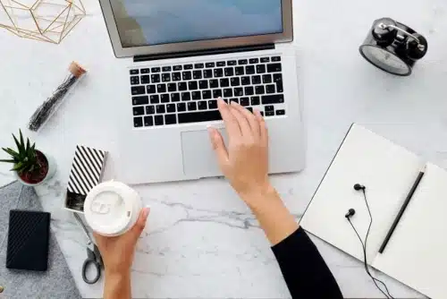 Kvinna arbetar vid laptop på en modern arbetsplats.